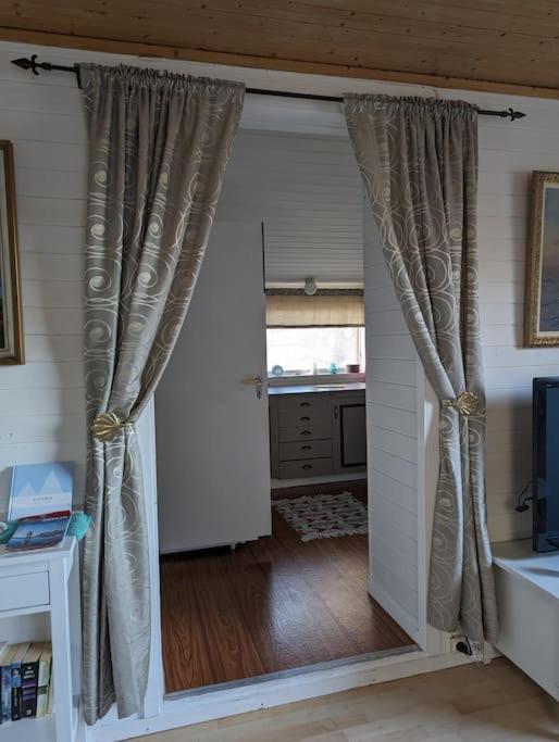 Feriehus Senja - Charming By The Sea With Terrace And Fantastic View Finnsnes